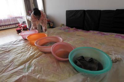 莱芜楼上漏水，住户失联，小区没物管，业主维权难！律师来支招……